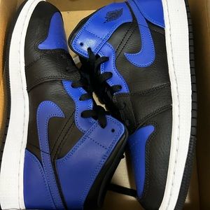 Blue jordan 1 mid